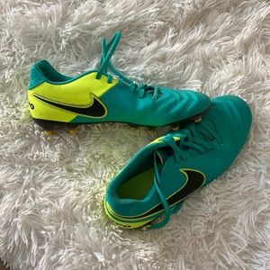 Women’s soccer cleats size 8